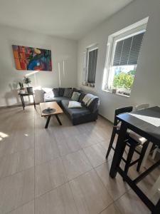 a living room with a couch and a table at Chill-out in Heilbad Heiligenstadt