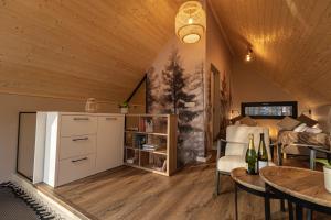 Η κουζίνα ή μικρή κουζίνα στο Osada LoveLaski - balia jacuzzi, sauna i kominek - całoroczne domki premium