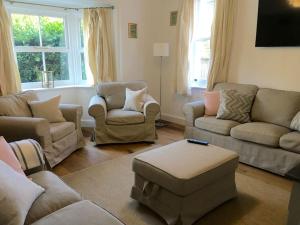 a living room with couches and chairs and a table at New Forest Cottage in Lyndhurst +20 photos