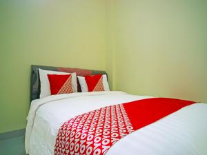 Postel nebo postele na pokoji v ubytování Hotel O Balige City Near Tugu Juara Monang
