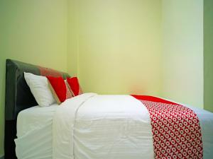 Postel nebo postele na pokoji v ubytování Hotel O Balige City Near Tugu Juara Monang