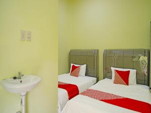 Postel nebo postele na pokoji v ubytování Hotel O Balige City Near Tugu Juara Monang