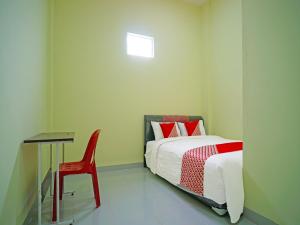 Postel nebo postele na pokoji v ubytování Hotel O Balige City Near Tugu Juara Monang
