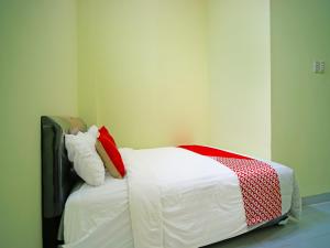 Postel nebo postele na pokoji v ubytování Hotel O Balige City Near Tugu Juara Monang