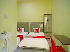 Postel nebo postele na pokoji v ubytování Hotel O Balige City Near Tugu Juara Monang