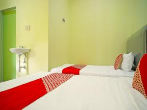 Postel nebo postele na pokoji v ubytování Hotel O Balige City Near Tugu Juara Monang