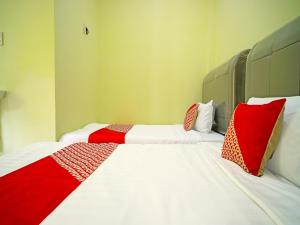 Postel nebo postele na pokoji v ubytování Hotel O Balige City Near Tugu Juara Monang
