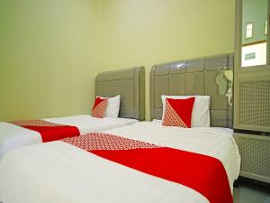 Postel nebo postele na pokoji v ubytování Hotel O Balige City Near Tugu Juara Monang