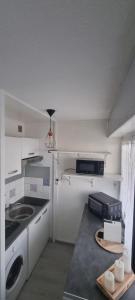 Nhà bếp/bếp nhỏ tại Charmant studio avec loggia vue mer