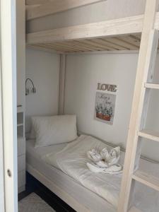 una camera con letto a castello e asciugamani di Rosebeach Appartement am Ossiachersee und Gerlitzen Skipiste a Bodensdorf Altre 37 foto