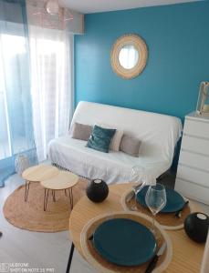 Khu vực ghế ngồi tại Charmant studio avec loggia vue mer