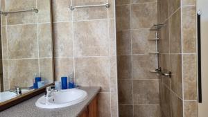 Bilik mandi di Winderuis Kite and Wing Cottage +12 gambar
