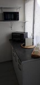 Nhà bếp/bếp nhỏ tại Charmant studio avec loggia vue mer