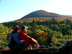圣阿黛拉奥伯格高山酒店的两人坐在山顶上