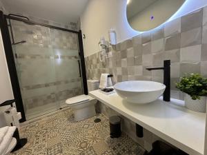 a bathroom with a sink and a toilet at Apartamento turístico Clavero 3 in Plasencia