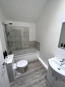 un baño con inodoro y lavabo en Central Hedon modern apartment -, en Hedon