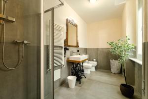 Bilik mandi di Residence La Corte - Bilocale 2 +5 gambar