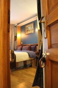パリにあるPrivate room in Parisian couple's Home - Close to it all!のベッドルーム1室(ベッド1台付)