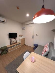 Μια τηλεόραση ή/και κέντρο ψυχαγωγίας στο Triple Cats Condo +2 φωτογραφίες