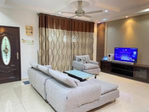 Μια τηλεόραση ή/και κέντρο ψυχαγωγίας στο OOI Homestay 2, Desa Seraya Alor setar 整套房子民宿