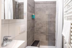a bathroom with a shower with a sink and a toilet at have-a-nice-Stay - Souterrain, Kino an der Natur, U-Bahn nach Hamburg 400m - Bäcker & Restaurants 500m - Lidl 800m - Zentrum 1,5km in Ahrensburg