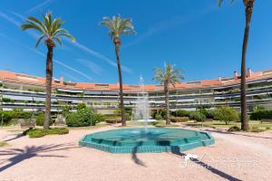 The swimming pool at or close to Apt Parc Del Mar in Sitges very near Beach