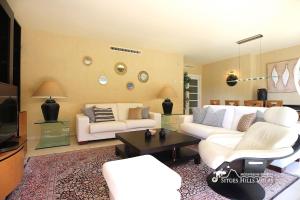 A seating area at Apt Parc Del Mar in Sitges very near Beach