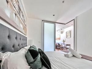a bedroom with a large bed and a large mirror at Beautiful 1B1B Prahran apartment in Melbourne