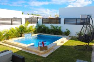a swimming pool in the backyard of a house at Villa Linn bávaro in Punta Cana