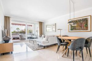 Posedenie v ubytovaní BEACHFRONT GOLDEN MILE PUENTO ROMANO SEA VIEW WIFI