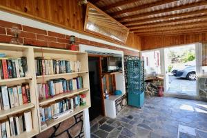 Η βιβλιοθήκη του ξενοδοχείου διαμερισμάτων