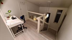 un bureau avec un bureau et une chaise à côté d'un escalier dans l'établissement Villa Utsikten, à Bø