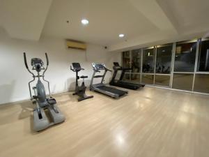 Fitness centrum a/nebo fitness zařízení v ubytování WakakaPackers CityView Condo