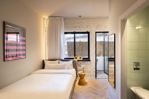 Postel nebo postele na pokoji v ubytování Silicate - by Loginn Tel-Avivian hotels