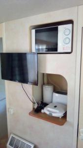 Un televizor și/sau centru de divertisment la Camping Jackson