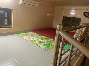 Etagenbett in einem Zimmer mit einer roten Matratze in der Unterkunft House ĐDT in Hanoi