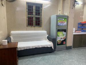 ein Krankenhauszimmer mit einem Bett und einer Getränkemaschine in der Unterkunft House ĐDT in Hanoi