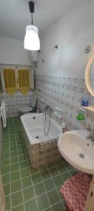 a bathroom with a tub and a sink at Casa D Innocenti 2 in Volterra