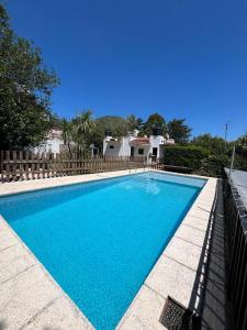 una piscina azul frente a una casa en Casa Familiar Villa Carlos Paz, en Villa Carlos Paz