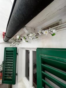 Habitación con puertas verdes y flores en el techo en The love's nest in Florence wi-fi , Air conditioning, en Florencia