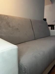 un sofá sentado en una sala de estar junto a una mesa en The love's nest in Florence wi-fi , Air conditioning, en Florencia 16 fotos más