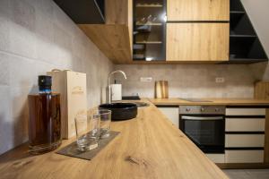Η κουζίνα ή μικρή κουζίνα στο Apartmani RAZVIGORA - DivčiNova