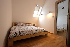 Ένα ή περισσότερα κρεβάτια σε δωμάτιο στο Apartmani RAZVIGORA - DivčiNova
