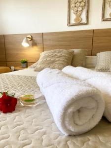 a bedroom with a bed with towels on it at Pousada Luz do Sol in Carrancas
