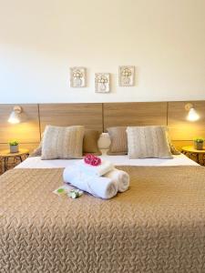 a large bed with towels on top of it at Pousada Luz do Sol in Carrancas