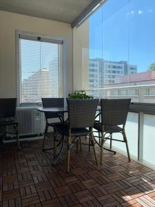 una stanza con tavolo, sedie e balcone di Modern apartment with sauna, balcony and parking A17 a Turku