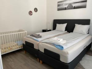 un letto grande in una stanza con una culla di Modern apartment with sauna, balcony and parking A17 a Turku