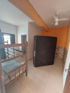 een kamer met 2 stapelbedden en een plafondventilator bij Casabelamare Itanhaém in Itanhaém +22 foto's