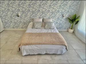 Postel nebo postele na pokoji v ubytování La loge de Gustave, studio avec wifi et une place de parking privatif