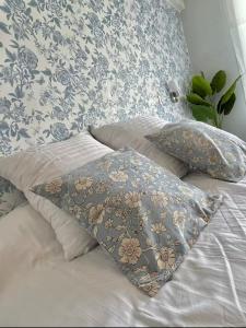 Postel nebo postele na pokoji v ubytování La loge de Gustave, studio avec wifi et une place de parking privatif